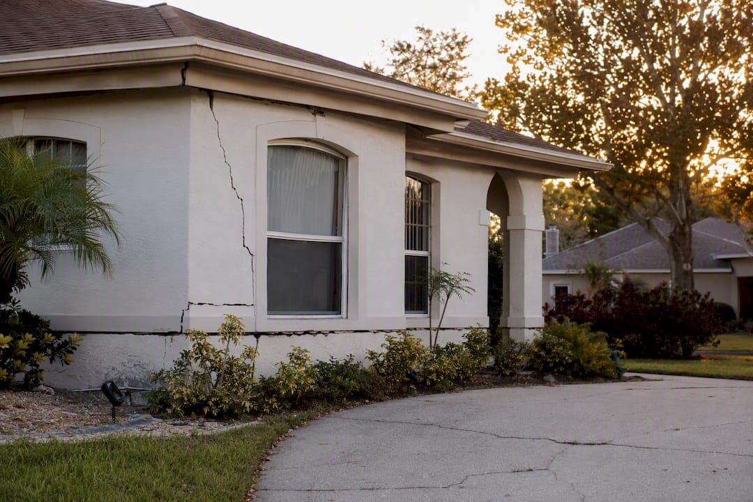 Selling a Sinkhole House in Florida: Rules and Options